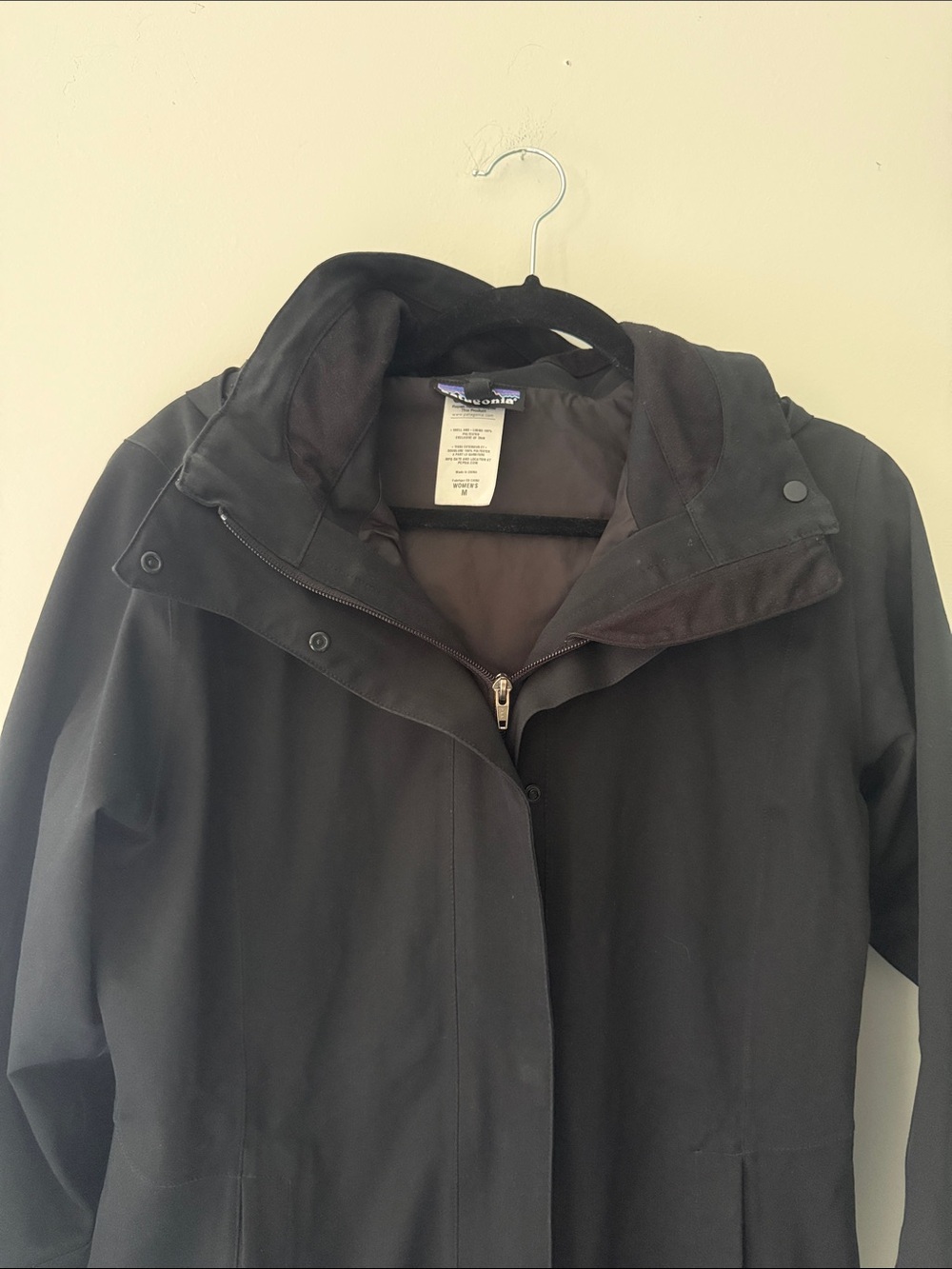 Patagonia Women’s Black Rain Jacket - Picture 3 of 7